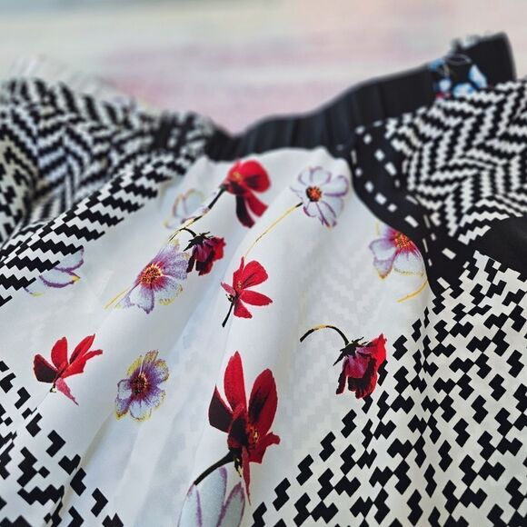 đĽ$5/$25âNwot Floral and Chevron Asymmetrical HemâSkirt - Picture 5 of 7